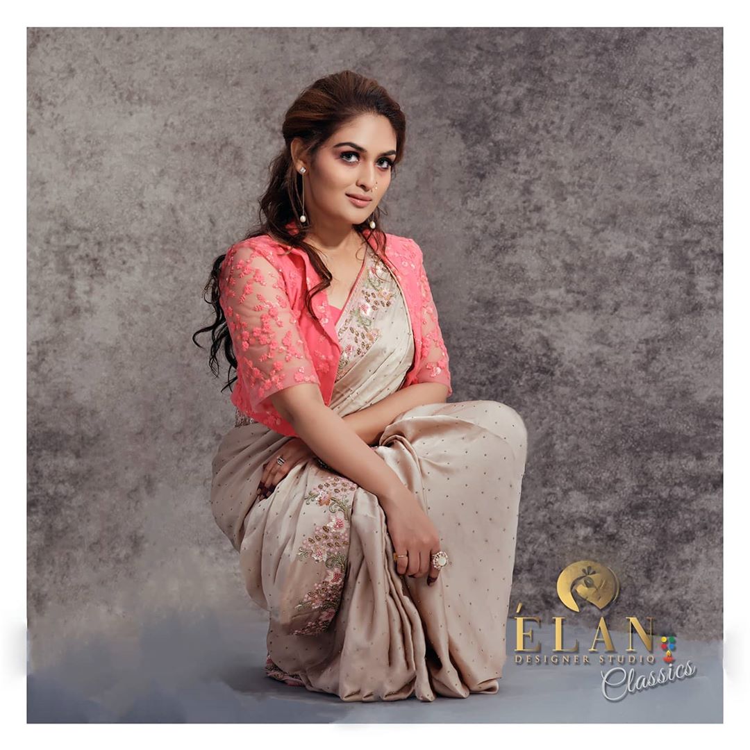 Prayaga Martin Sex Videos - Actress Prayaga martin Wearing silk saree hot and sexy photos Photos: HD  Images, Pictures, Stills, First Look Posters of Actress Prayaga martin  Wearing silk saree hot and sexy photos Movie - Mallurepost.com