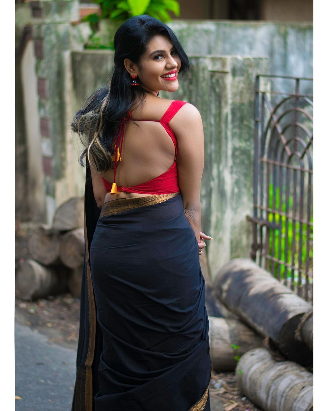 Backless saree