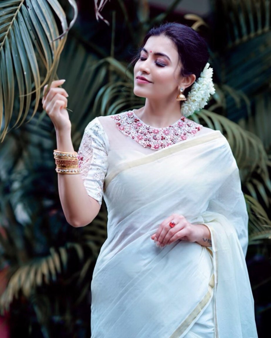 Adding desi vibes.. Beautiful actress Anju Kurian wearing lavender saree.  2022-02-07