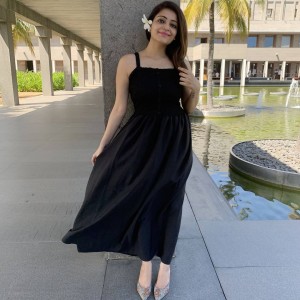 Janani Iyer looking very beautiful in black dress