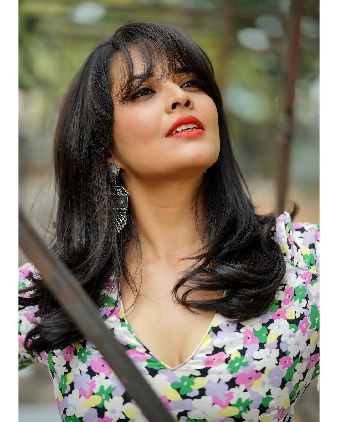 [Image: Telugu-actress-hot-gallery-Anasuya-Bhara...-53025.jpg]