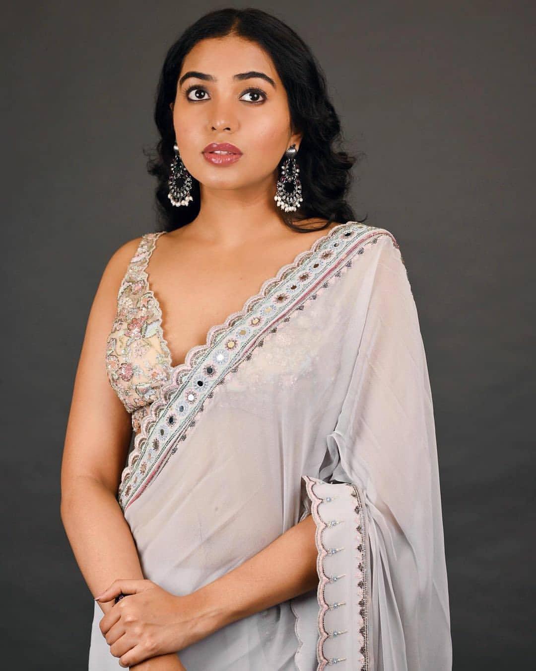 Exposing hot photos gallery | Shivathmika Rajashekar looking very beautiful  photo gallery in saree Photos: HD Images, Pictures, Stills, First Look  Posters of Exposing hot photos gallery | Shivathmika Rajashekar looking very