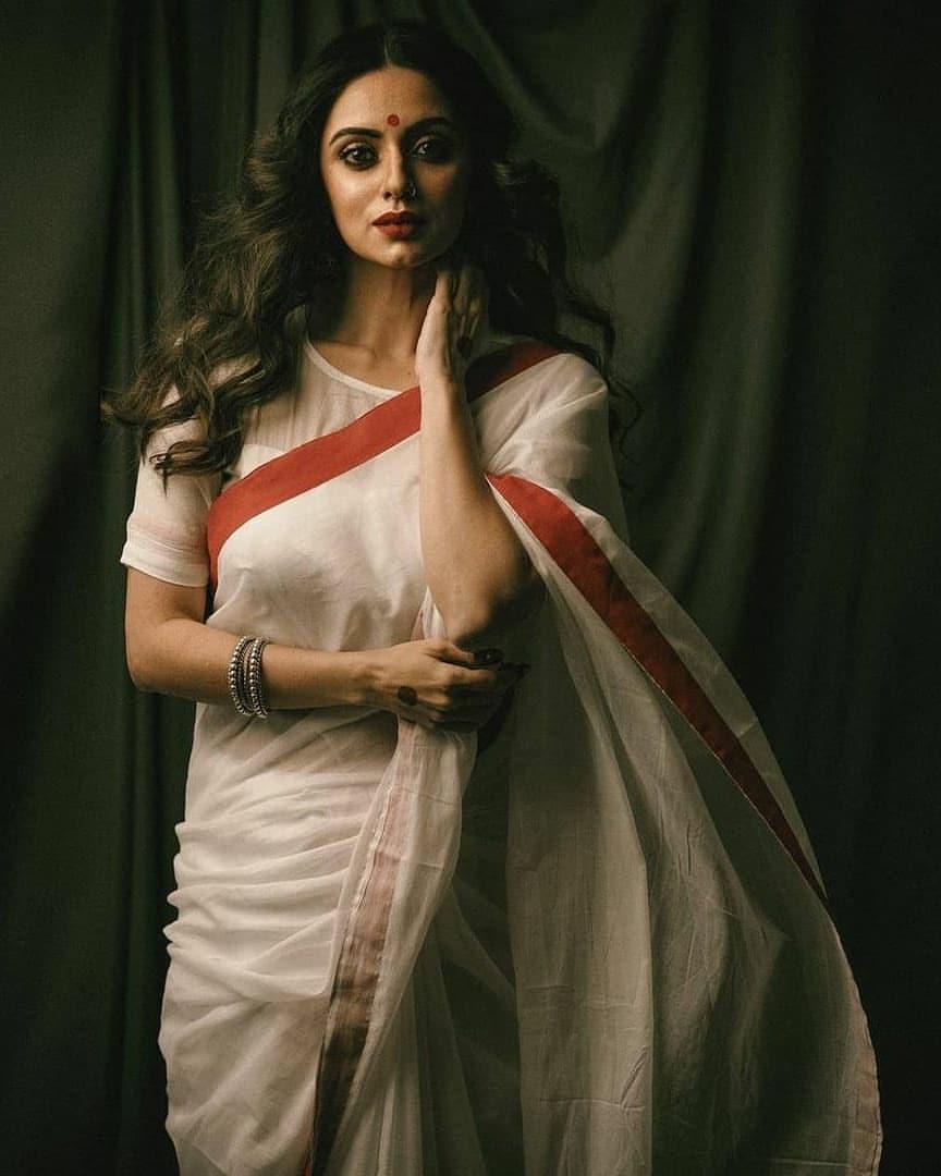 Marathi actress hot photos in saree | Shruti Marathe looking very  attractive hot stills Photos: HD Images, Pictures, Stills, First Look  Posters of Marathi actress hot photos in saree | Shruti Marathe