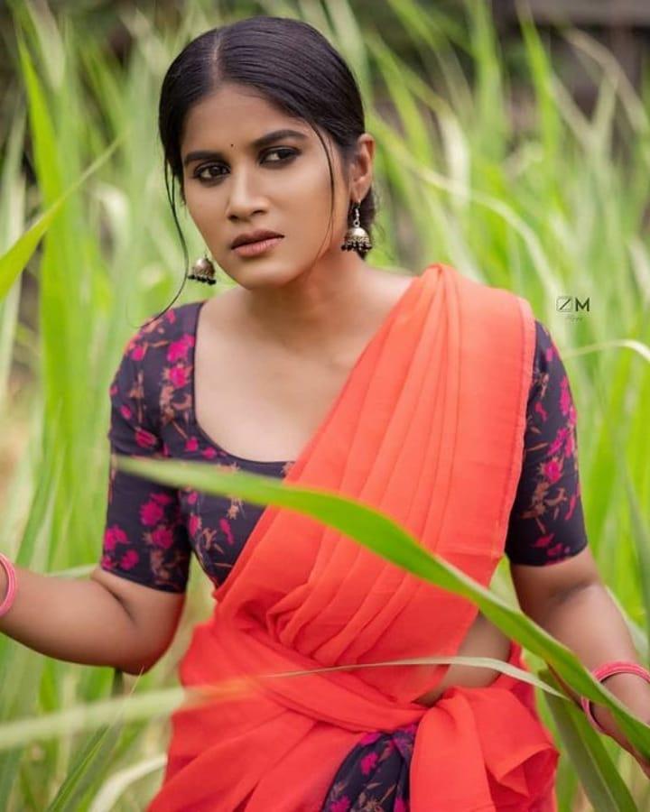 Saree exposing hot photos | Aadhirai Soundarajan looking very glamorous