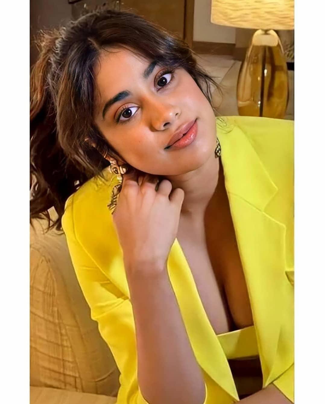Bollywood actress hot photos |Janhvi Kapoor showing cleavage hot stills  Photos: HD Images, Pictures, Stills, First Look Posters of Bollywood  actress hot photos |Janhvi Kapoor showing cleavage hot stills Movie -  Mallurepost.com