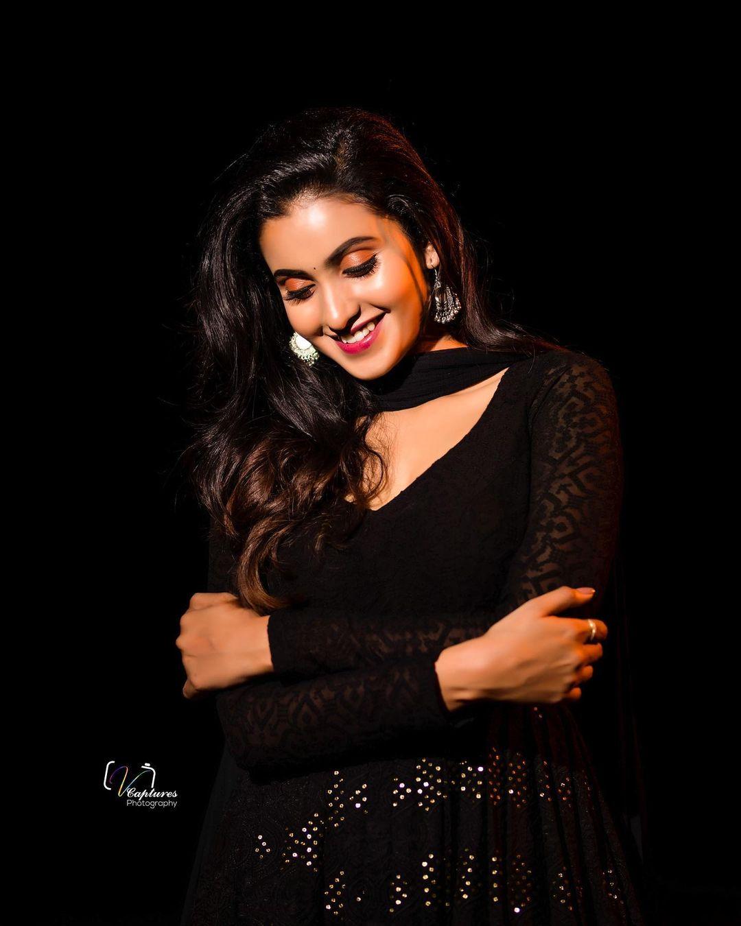 Deepika Pilli in black dress hot photos | Deepika Pilli exposing very