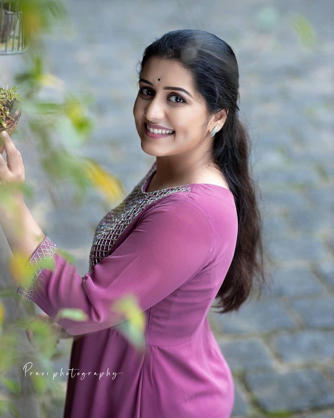 South Indian actress Sarayu Mohan hot photos gallery| Sarayu Mohan ...