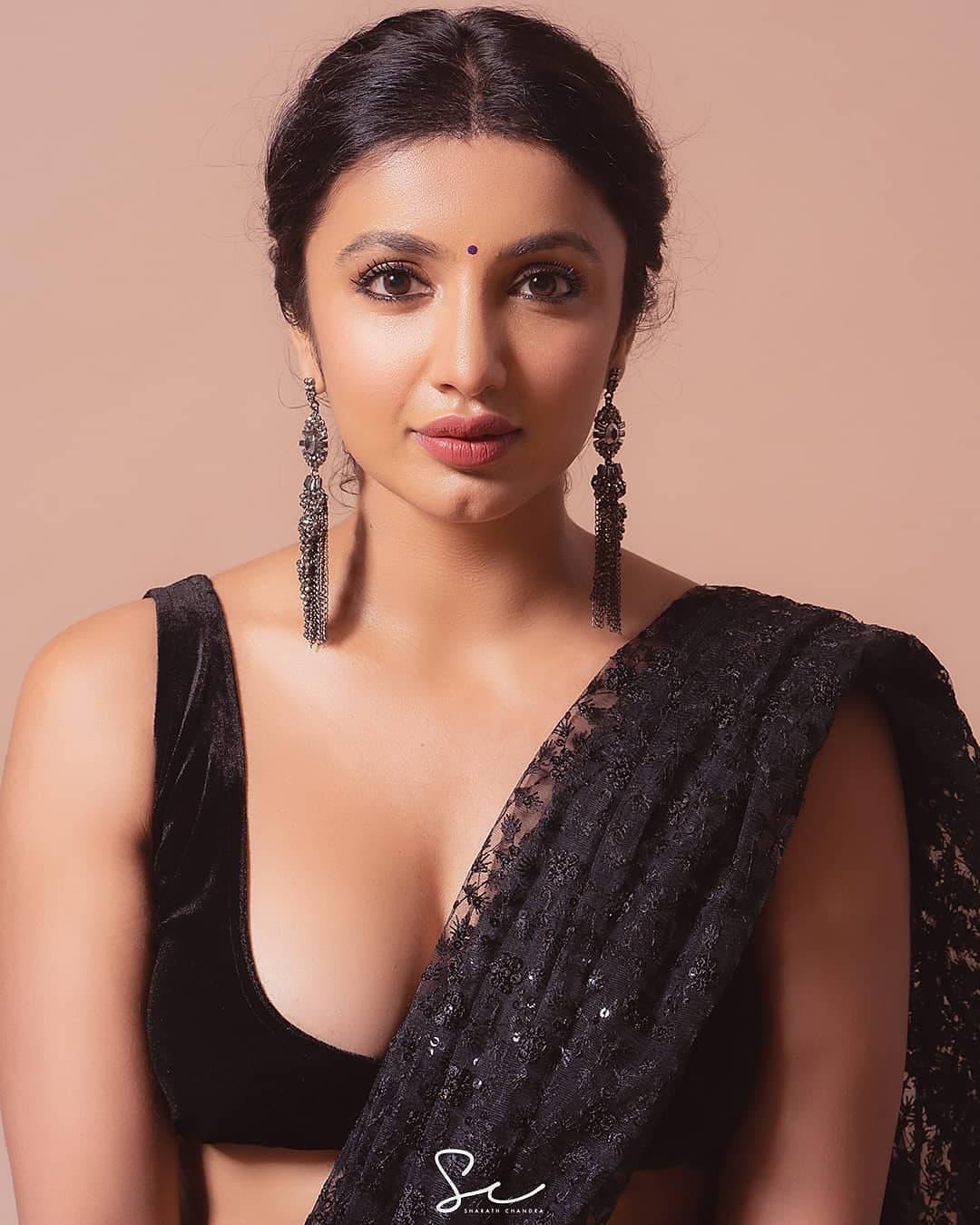 Tejaswi Madivada In Black Saree Showing Cleavage Photo Gallery Actress Sexy Photoshoot Photos