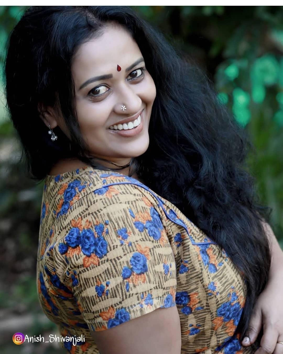 Malayalam Actress Hot Photos Manju Pathrose Looking Very Glamorous And Beautiful Photo Gallery 