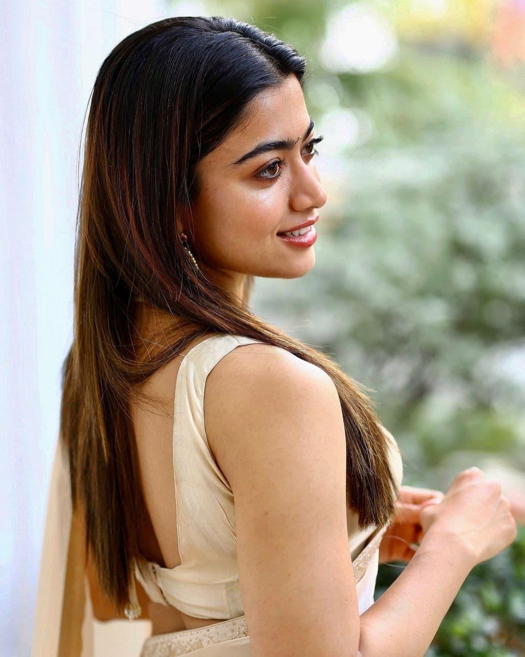 [Image: National-crush-Rashmika-Mandanna-in-whit...-91896.jpg]