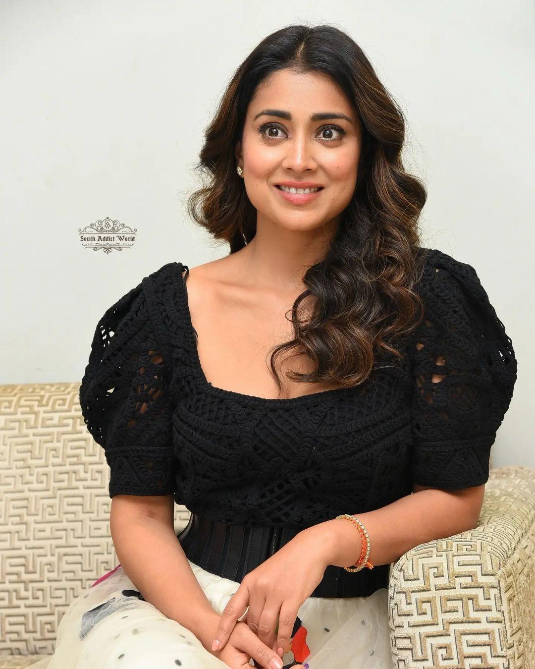 South-Indian-actress-Shriya-Saran-in-bla