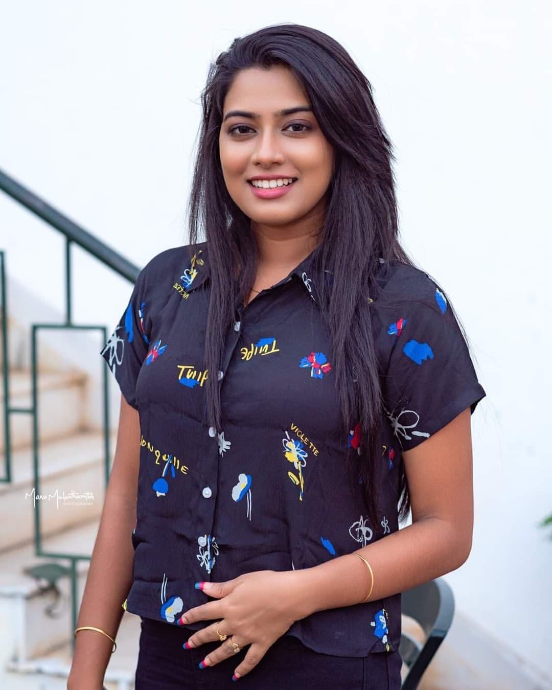 Anikha surendran hd photos