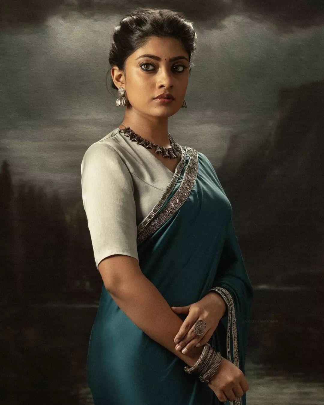 Tamil Actress Ammu Abhirami Beautiful And Glamours Photos In Saree