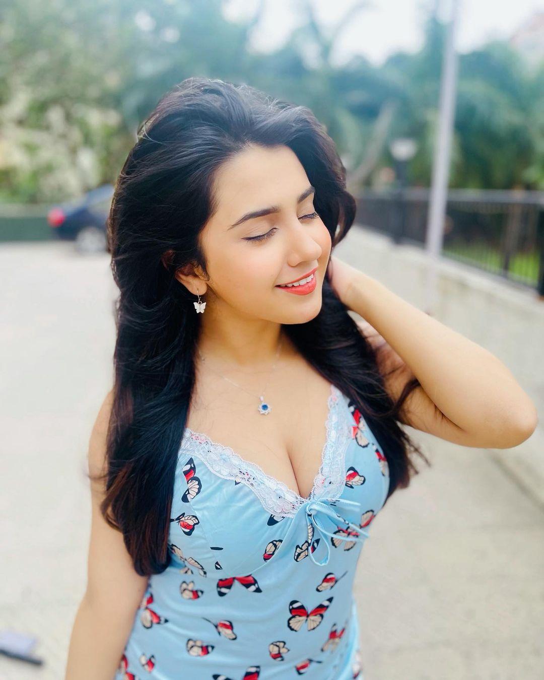 Deepshikha Nagpal Sex Bold - Roshni Walia pop out cleavage hot photos gallery | looking very glamours  picture Photos: HD Images, Pictures, Stills, First Look Posters of Roshni  Walia pop out cleavage hot photos gallery | looking