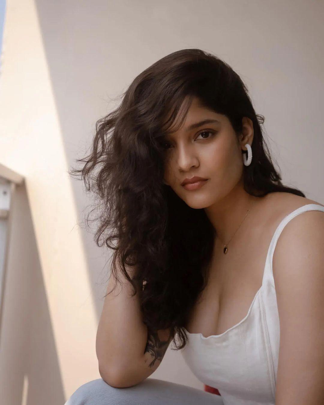 South Indian actress Ritika Singh exposing cleavage photos in ...