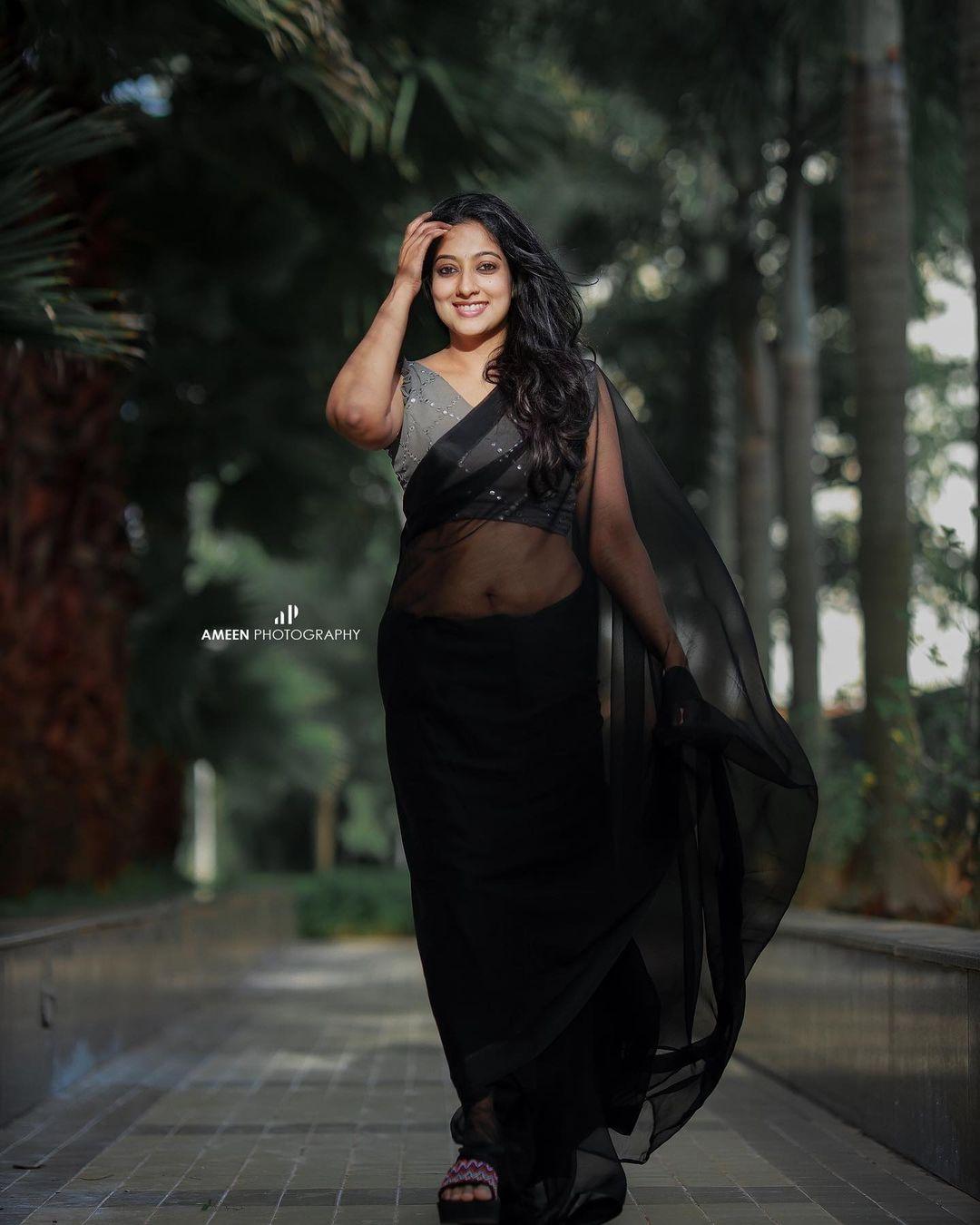 hansika motwani navel in black saree