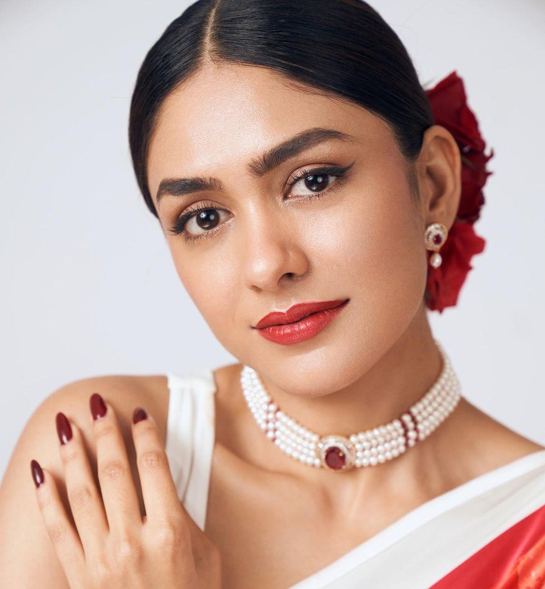 Beautiful And Sexy Photoshoot Mrunal Thakur In Saree Very Glamours And Cute Picture Photos Hd