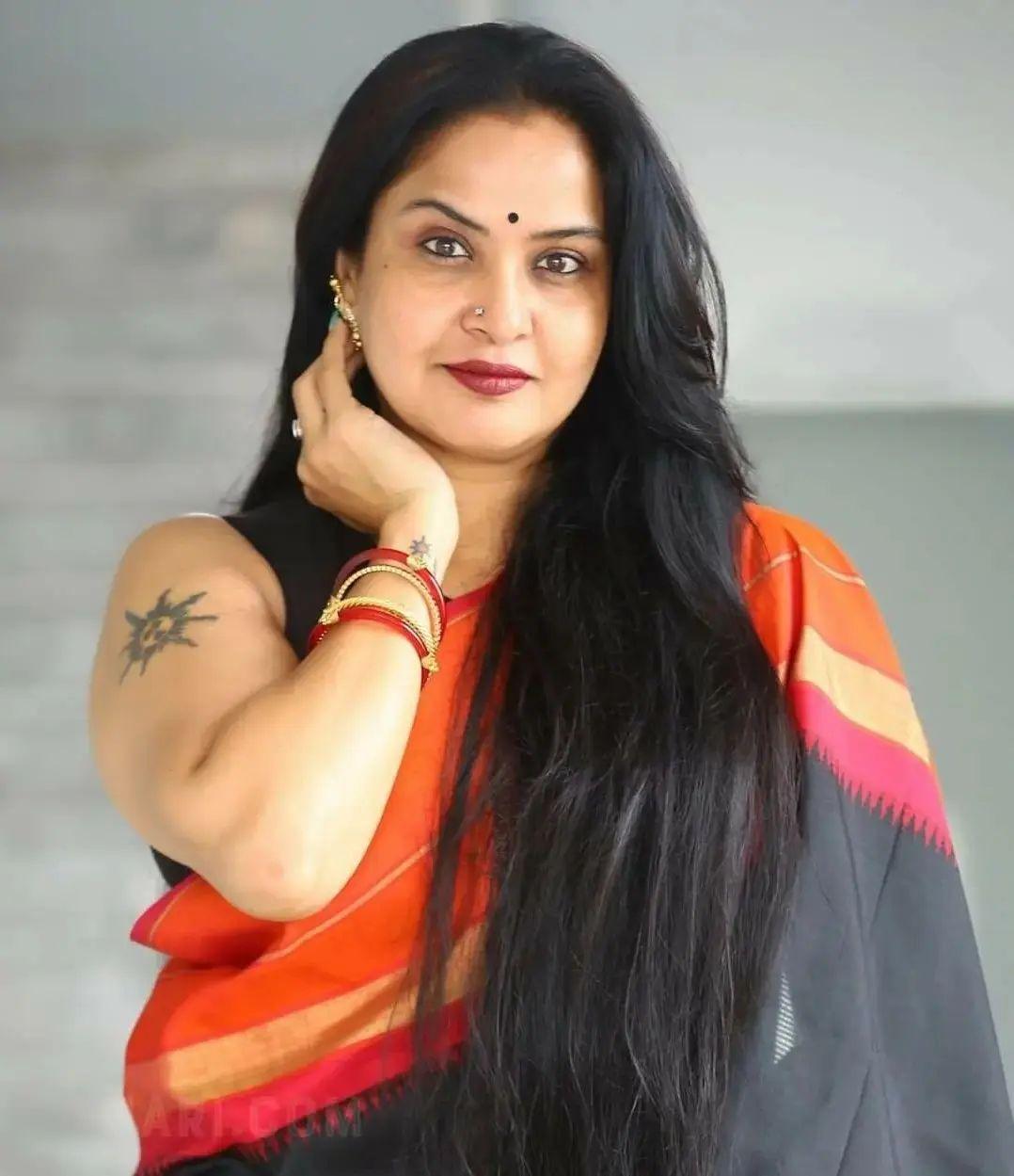Telugu sexy aunty hot photos | Pragathi in sleeveless blouse and ...